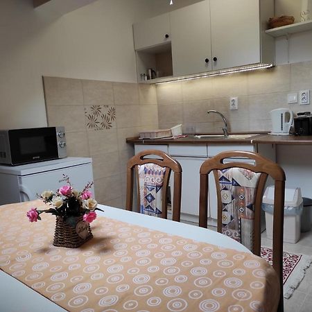 Ferienwohnung Era Apartman Harkan Exterior foto