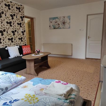 Ferienwohnung Era Apartman Harkan Exterior foto