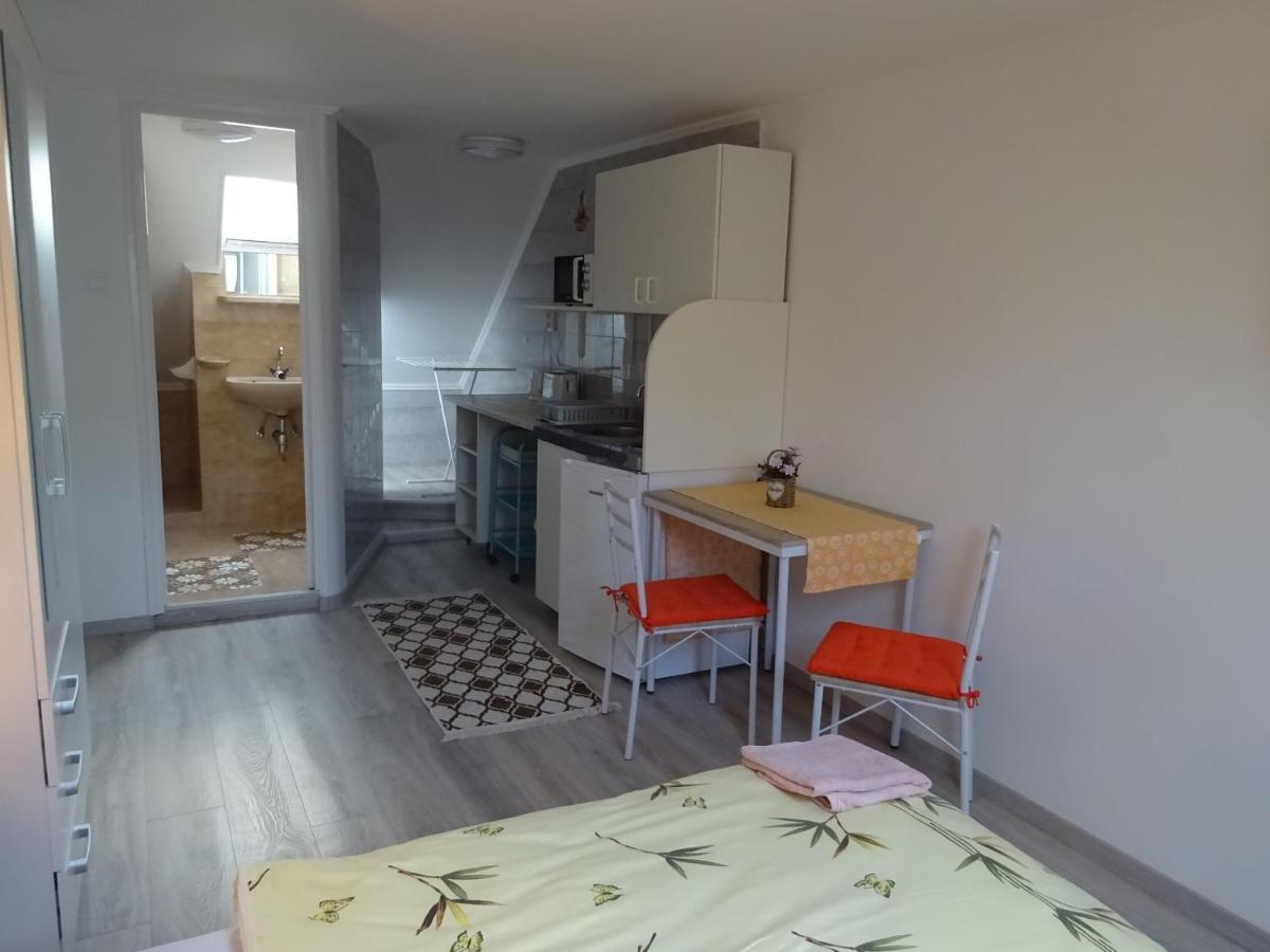 Ferienwohnung Era Apartman Harkan Exterior foto
