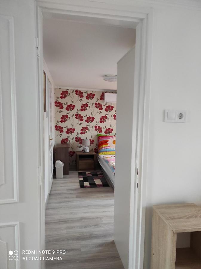 Ferienwohnung Era Apartman Harkan Exterior foto