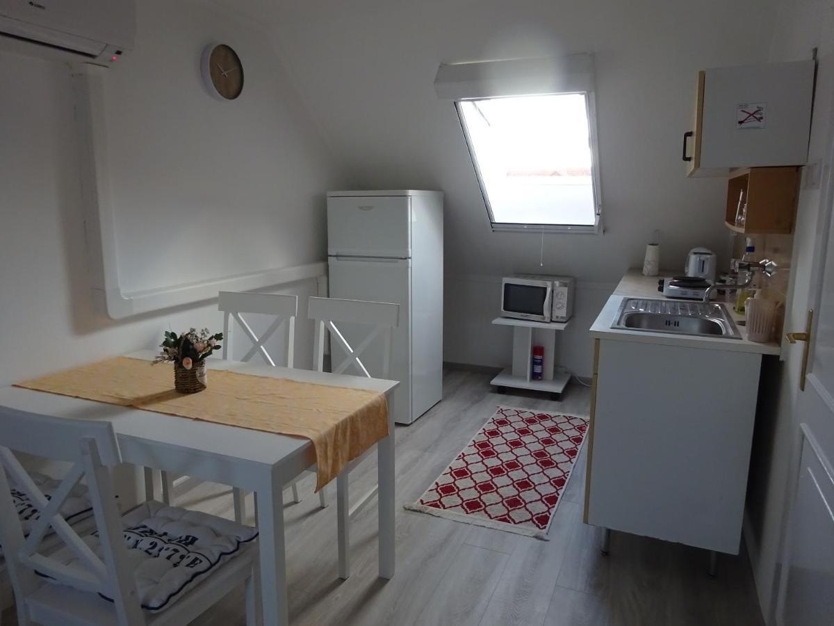 Ferienwohnung Era Apartman Harkan Exterior foto