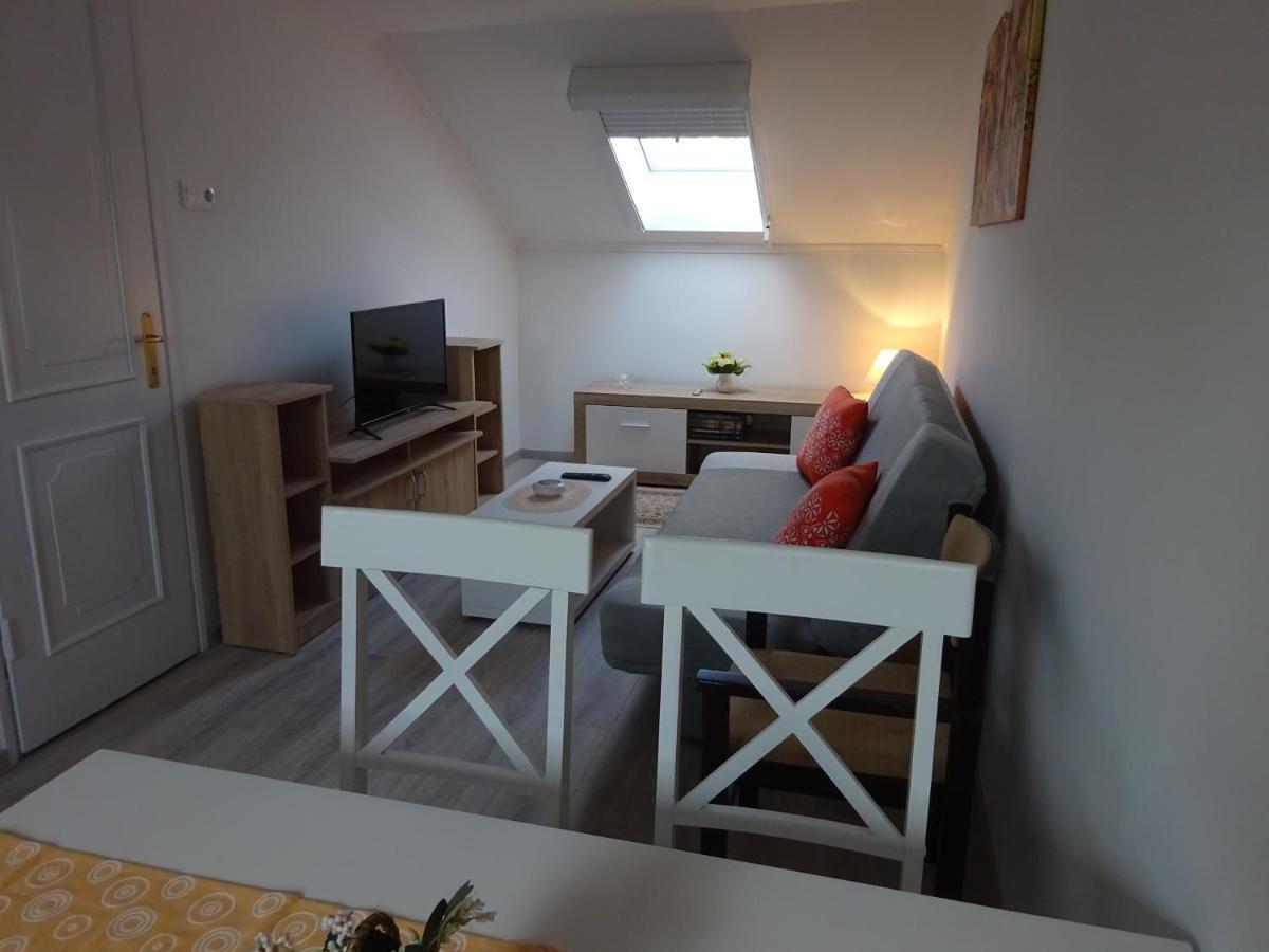 Ferienwohnung Era Apartman Harkan Exterior foto