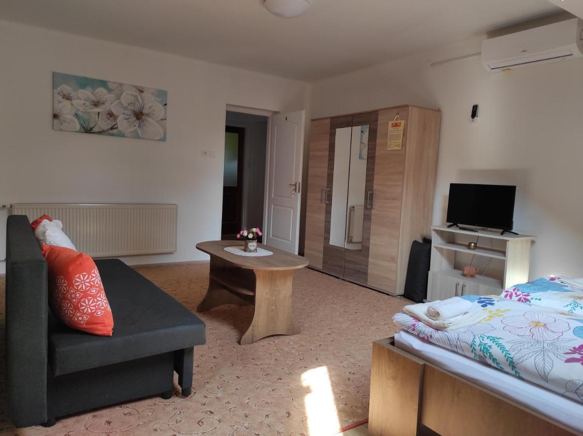 Ferienwohnung Era Apartman Harkan Exterior foto