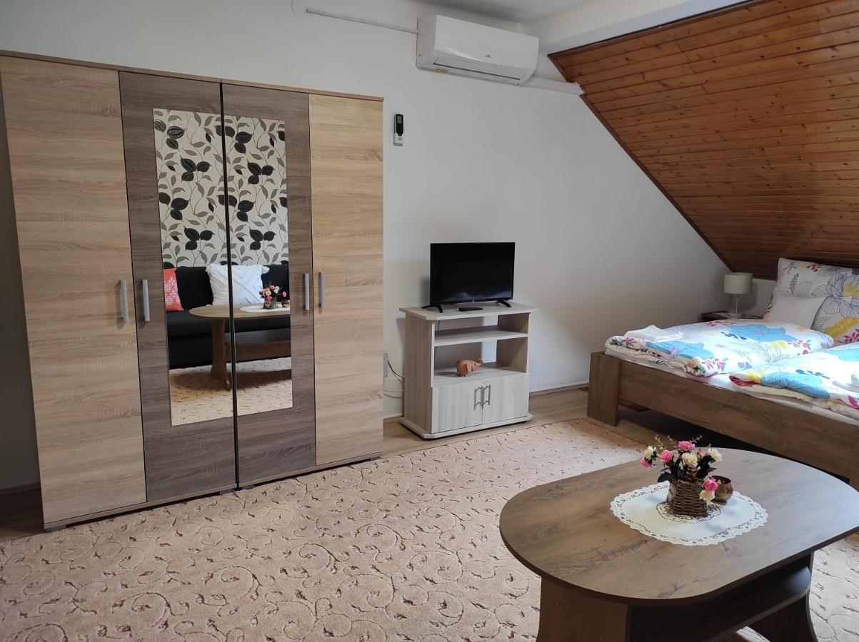 Ferienwohnung Era Apartman Harkan Exterior foto