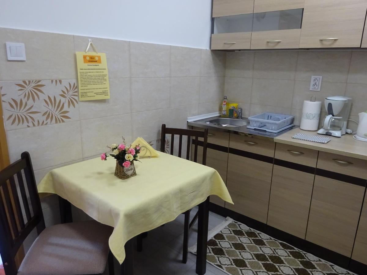Ferienwohnung Era Apartman Harkan Exterior foto
