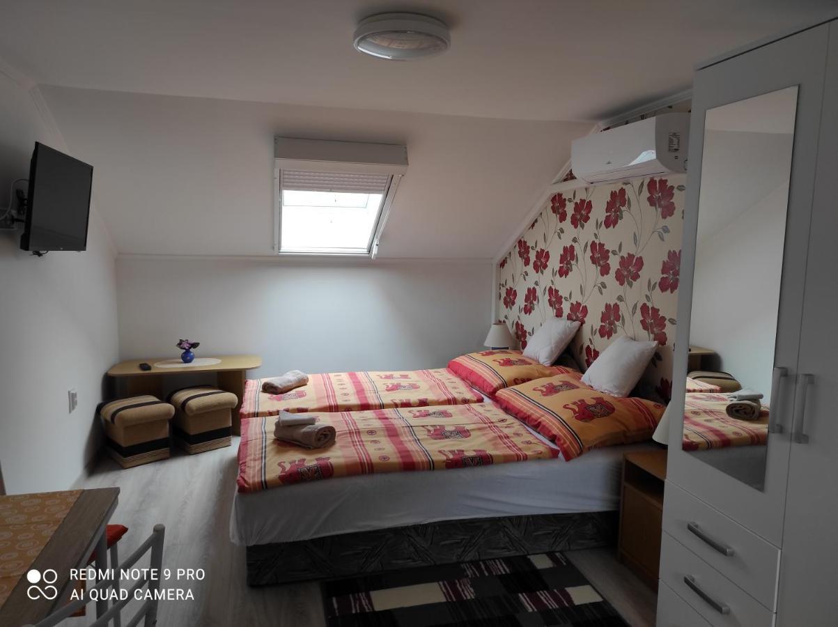 Ferienwohnung Era Apartman Harkan Exterior foto